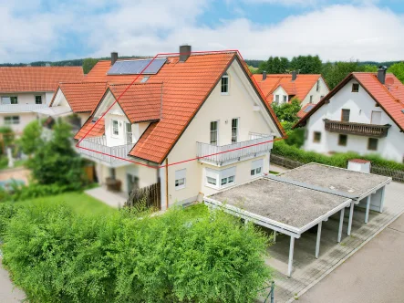 Außenansicht von Südosten - Wohnung kaufen in Mitterscheyern - Schöne Maisonette-Wohnung in Mitterscheyern mit zwei Balkonen, Garten und zwei Carportplätzen