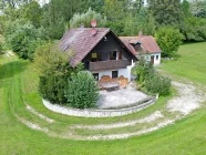 Hausansicht aus Südosten mit großer Terrasse