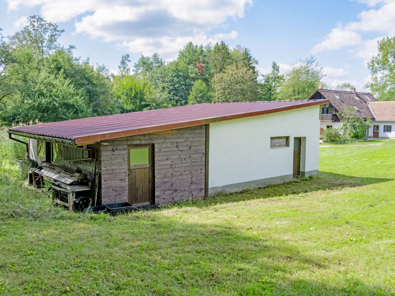 Rückansicht der Garage mit angebautem Schuppen