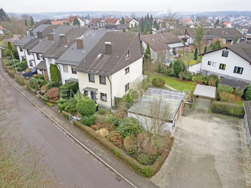 Straßenansicht - Haus kaufen in Pfaffenhofen - Attraktives Reiheneckhaus mit Erbbaurecht