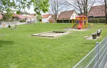 Spielplatz gegenüberliegend