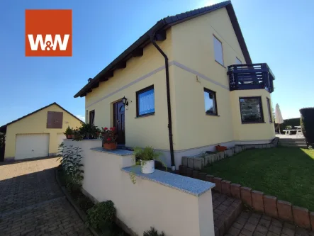 Hauseingang und Balkon - Haus kaufen in Augustusburg - Haus sucht glückliche Familie