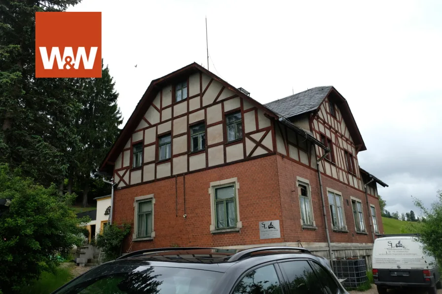 Ansicht - Haus kaufen in Eibenstock - Einzigartiges Doppelhaus-Ensemble: Historisches Fachwerkhaus und Komfortables Wohnhaus auf Traumgrundstück in Skipistennähe – Ideal für Familien, Handwerker oder als Kapitalanlage