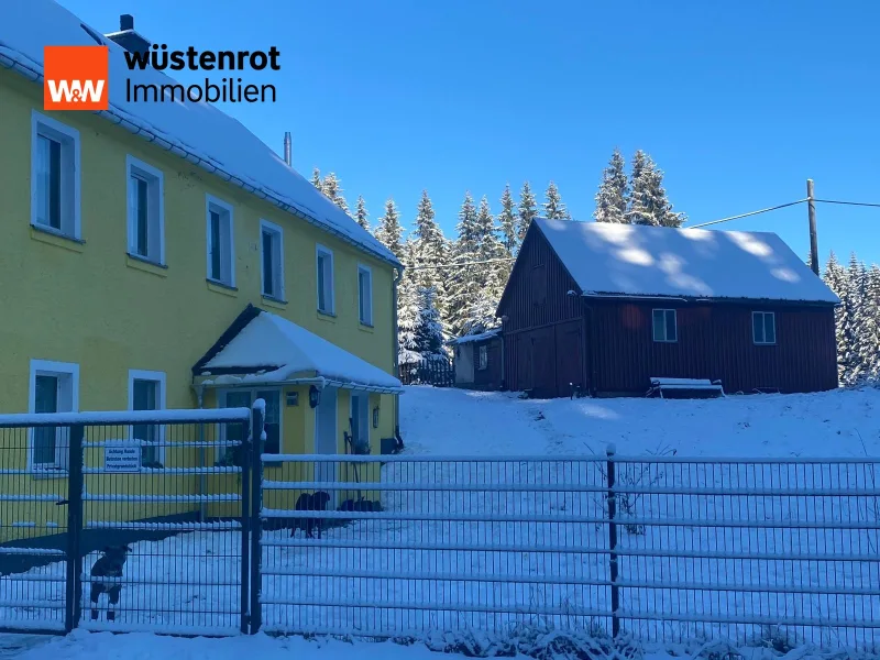 Ansicht Winter - Haus kaufen in Johanngeorgenstadt / Steinbach - Naturparadies am Fuße des Auersbergs – Ein- bis Zweifamilienhaus mit großem Grundstück