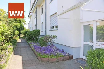 Zugang zu den beiden Hauseingängen - Wohnung kaufen in Weiterstadt - 4-Zi.-Wohnung mit 2 Tiefgaragen-Stellplätzen + Südbalkon ***PROVISIONSFREI für den Käufer***