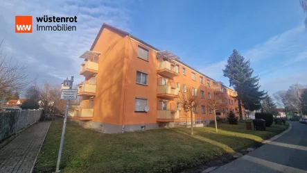 Straßenansicht - Wohnung kaufen in Hohenmölsen - Hohenmölsen- Anlage in vermietete 2 Raum Wohnung, Balkon und Stellplatz