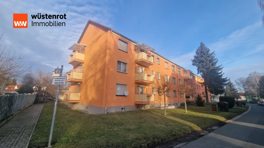 Straßenansicht - Wohnung kaufen in Hohenmölsen - Hohenmölsen- Anlage in vermietete 2 Raum Wohnung, Balkon und Stellplatz