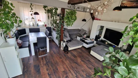 Wohnzimmer Dachgeschoss  - Wohnung kaufen in Halle - Halle Ammendorf- charmante Maisonette Wohnung mit Dachterrasse in beliebter Wohngegend