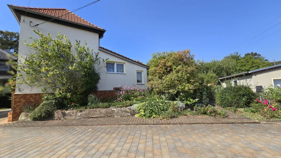 Straßenansicht - Haus kaufen in Wetterzeube - Wetterzeube- Gemütliches Häuschen für Ruhesuchende mit Garten und Garage