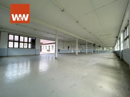 Startfoto  - Halle/Lager/Produktion mieten in Deißlingen-Lauffen - Ihr Standort für Erfolg und Wachstum.Helle Gewerbehalle auf 752 m² Fläche.Mit Büro + Sozialräume.