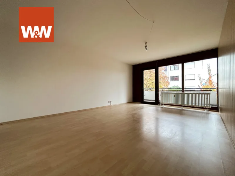 Das helle Wohnzimmer mit herrlichen Fenstern  - Wohnung kaufen in Radolfzell - Sorry...auch hierfür haben wir schon einen Käufer gefunden. 2 Zimmer auf 59 m². Plus Stellplatz.