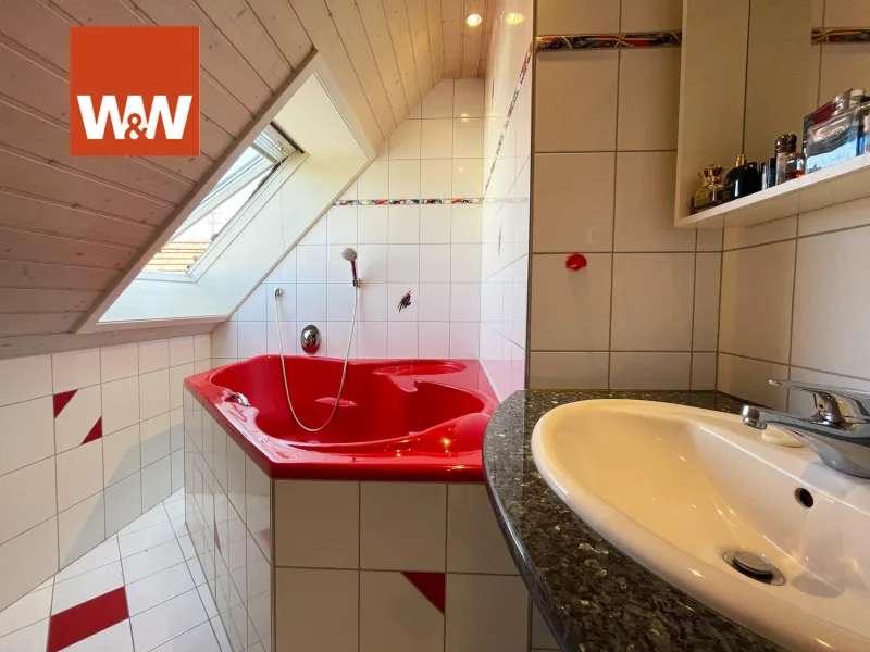 Das stylische Badezimmer mit der Dreieck-Dusch-Badewanne