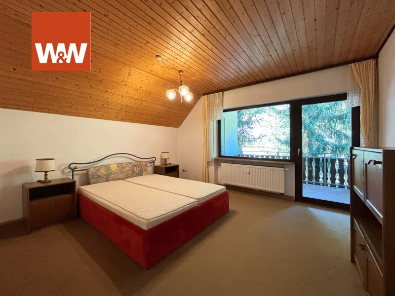 Das Wohnzimmer - aktuell zum Schlafzimmer umfunktioniert - Wohnung kaufen in Triberg - Leider schon reserviert: Schwarzwald-Idylle nahe den Triberger Wasserfällen: 2-Zimmer-Ferienappartement