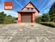 Aussenansicht - die Garage mit Platz zum wenden