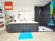 Untergeschoss - das moderne Badezimmer mit Badewanne und Duschkabine