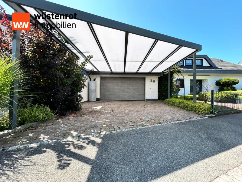 Das Carport vor der Doppelgarage zum Be- und Entladen