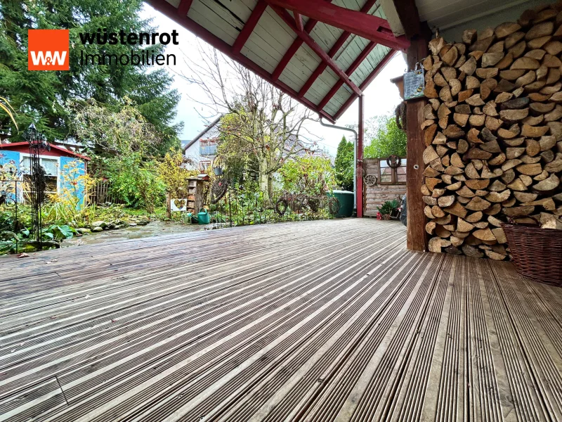 Die Terrasse - Ihr Platz der Entspannung unter dem schützenden Vordach für jede Witterung