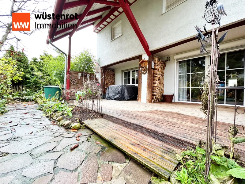 Die Terrasse – Überdachter Außenbereich mit Ausblick in den Garten