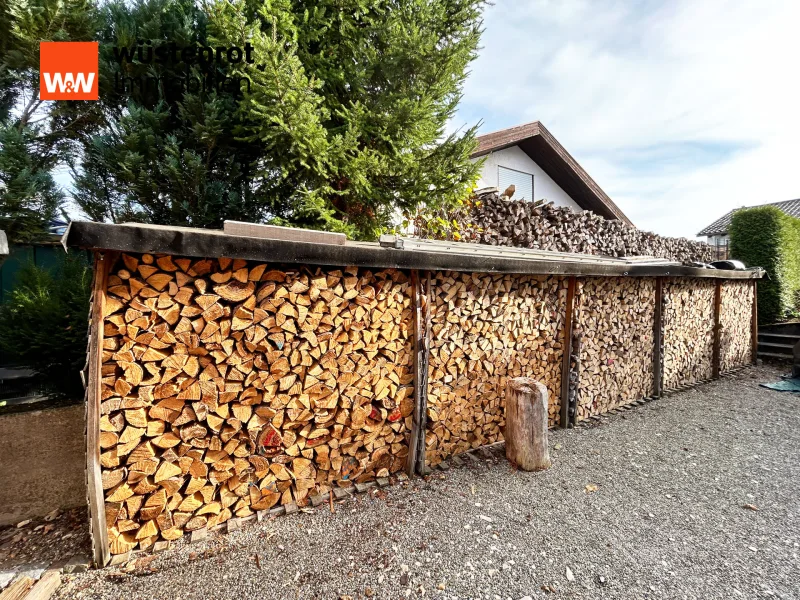 Toller Platz als Holzlager im großzügigen Wendebereich vor der Doppel-Garage