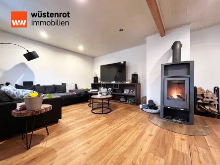 OG - das Wohnzimmer ist ein offener und großzügiger Raum für entspannte Stunden - Haus kaufen in Konstanz-Dettingen - Herzensort. Schickes Haus mit 6 Zimmernauf 111 m². TOP-modernisiert. Mit Gartenund eigener Garage.