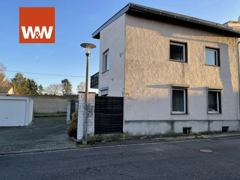 Aussenansicht - front - Haus kaufen in Rheinbach - Charmanter Handwerkertraum mit fünf Garagen und kleiner Hoffläche in Rheinbach!
