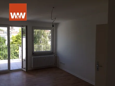 Wohnzimmer - Wohnung mieten in Düsseldorf - Helle 3 Zimmer Wohnung im DG neu zu vermieten!
