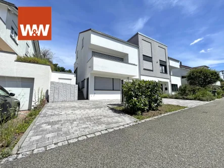 Straßenansicht 2 - Haus mieten in Marbach am Neckar - Moderne DHH mit schönem Garten und hochwertiger Küche in Marbach a.N. zu vermieten!