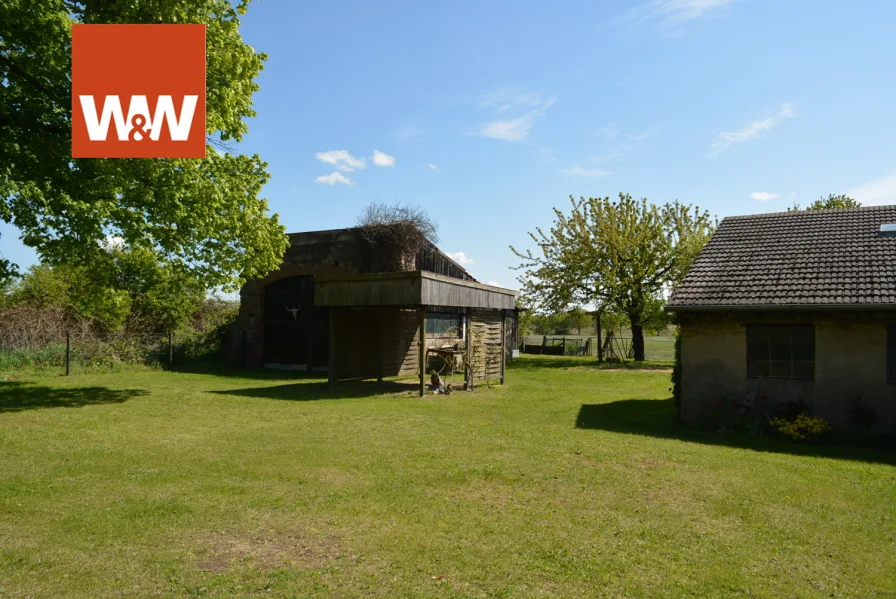 Hinterer Garten mit Scheune und Nebengelass