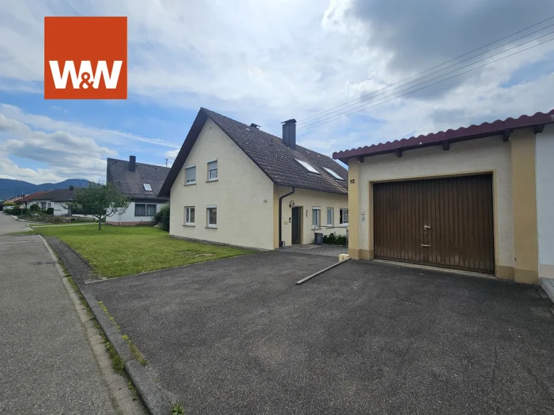 Blick von der Straße mit Garage - Haus kaufen in Wellendingen - Zweifamilienhaus in sonniger Lage mit viel Potential!!!Ihre Chance