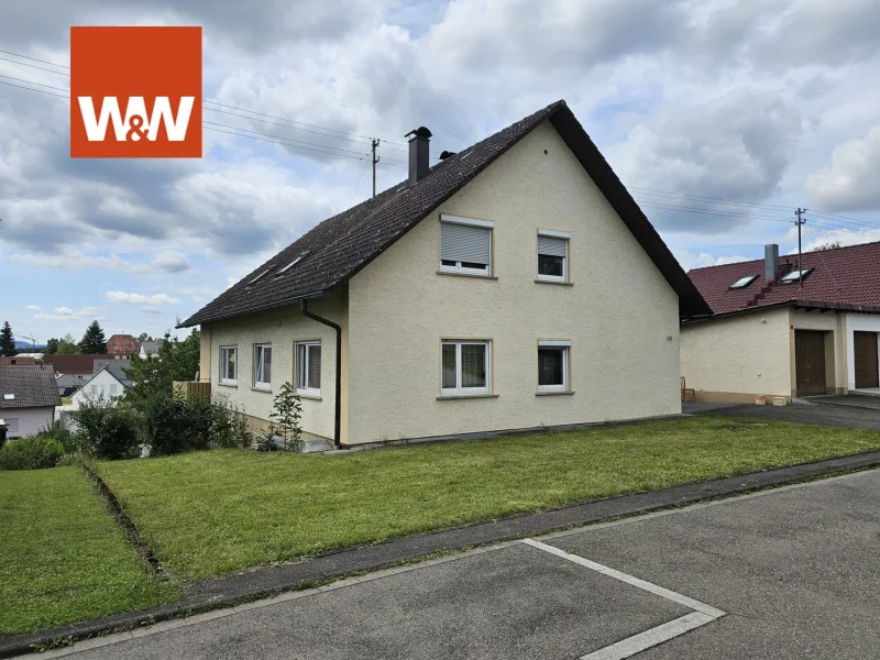 Ich suche eine neue Famiilie - Haus kaufen in Wellendingen - Zweifamilienhaus in sonniger Lage mit viel Potential, tollem Grundstück und Garage.