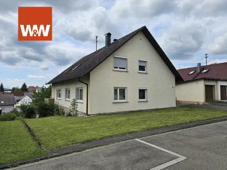 Ich suche eine neue Famiilie - Haus kaufen in Wellendingen - Zweifamilienhaus in sonniger Lage mit viel Potential, tollem Grundstück und Garage.