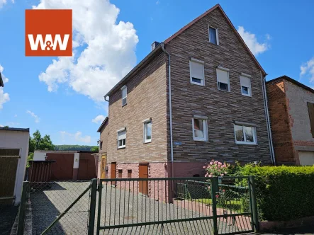 Wohnhaus Straßenansicht - Haus kaufen in Marburg / Bortshausen - Hoher Freizeitwert, Einfamilienhaus mit Nebengebäuden in Marburg-Bortshausen