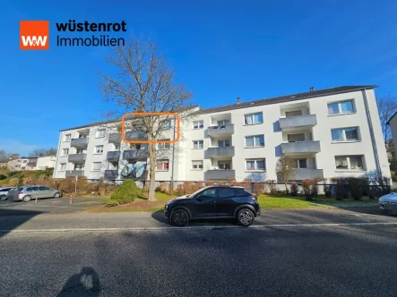 Mehrfamilienhaus Straßenansicht - Wohnung kaufen in Marburg / Cappel - 4-Zimmerwohnung in Marburg/Cappel mit Loggia und PKW-Stellplatz