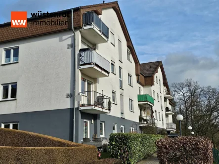 Ansicht Mehrfamilienhaus - Wohnung kaufen in Marburg - 2-Zimmerwohnung mit Terrasse und toller Aussicht in Marburg