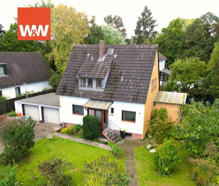 Drohne Nordansicht - Haus kaufen in Hannover / Misburg-Nord - Charmantes Einfamilienhaus in Misburg-Nord – Sanierungsobjekt mit Potenzial auf Erbpachtgrundstück