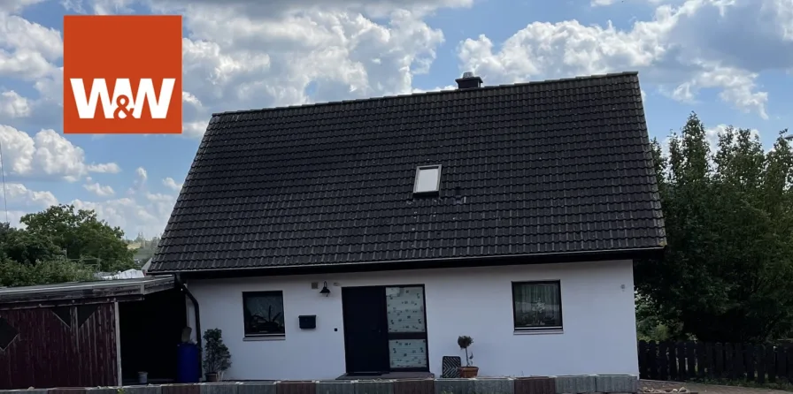 Ansicht von Norden - Haus kaufen in Trogen - Vermietetes Einfamilienhaus mit Carport in ruhiger Wohnlage - vor den Toren der Stadt Hof