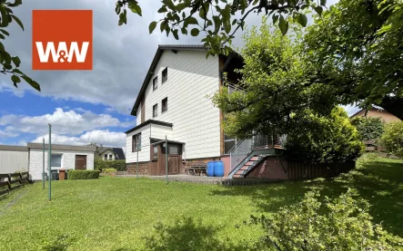 Ansicht vom Garten - Haus kaufen in Geroldsgrün / Steinbach - Einladende Doppelhaushälfte mit Garage und wunderschön angelegtem Garten