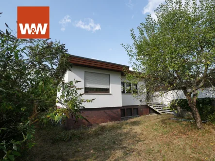 Vorderansicht - Haus kaufen in Coburg - Doppelhausbungalow im Retrocharme in einer sehr guten Lage von Coburg