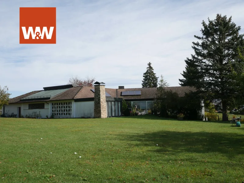 Hinteransicht - Haus kaufen in Weidhausen bei Coburg - Gepflegter Winkelbungalow mit großem Grundstück direkt in Weidhausen b. Coburg