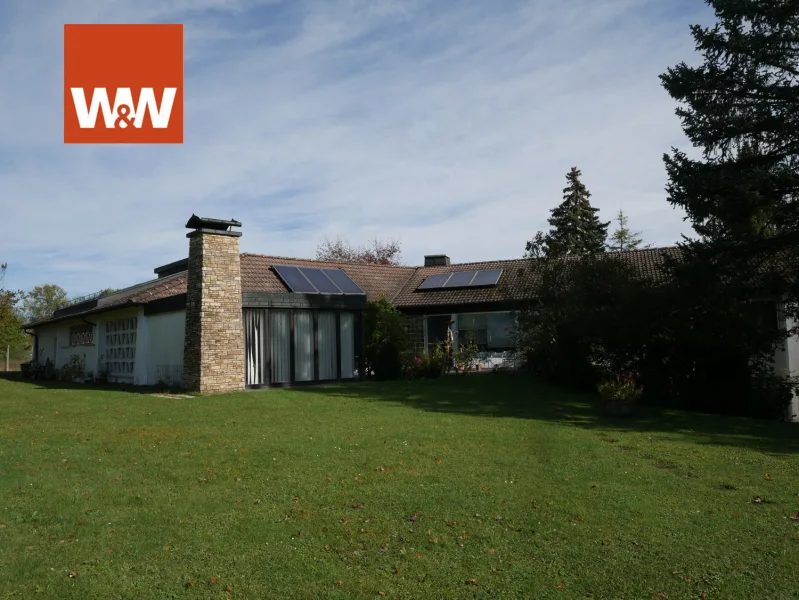 Hinteransicht - Haus kaufen in Weidhausen bei Coburg - Gepflegter Winkelbungalow mit großem Grundstück direkt in Weidhausen b. Coburg