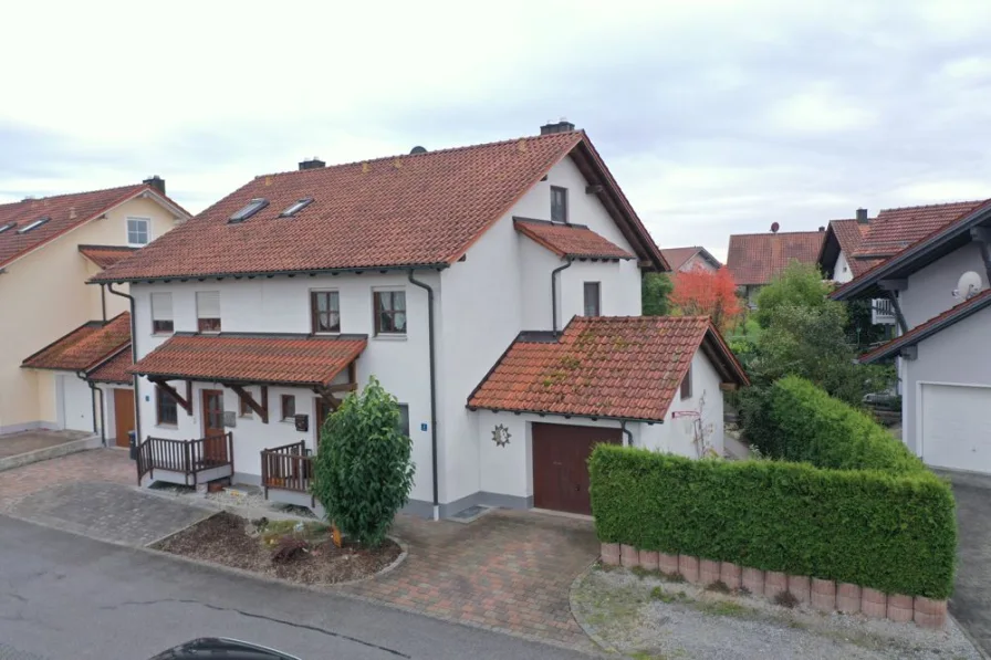 Ansicht - Haus kaufen in Auerbach - *** Erschwingliche, Familienfreundliche Doppelhaushälfte mit Garage in ruhiger Lage von Auerbach ***