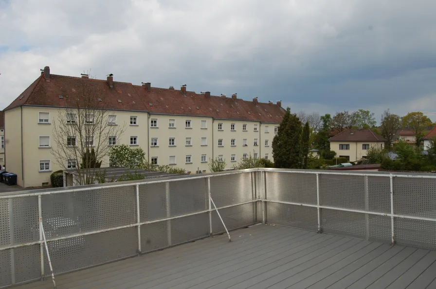 Dachterrasse - Wohnung mieten in Straubing - ... 3,5-Zimmer-Whg 1.OG mit ca. 30m² Dachterrasse und Einbauküche in zentraler Lage Straubing ...