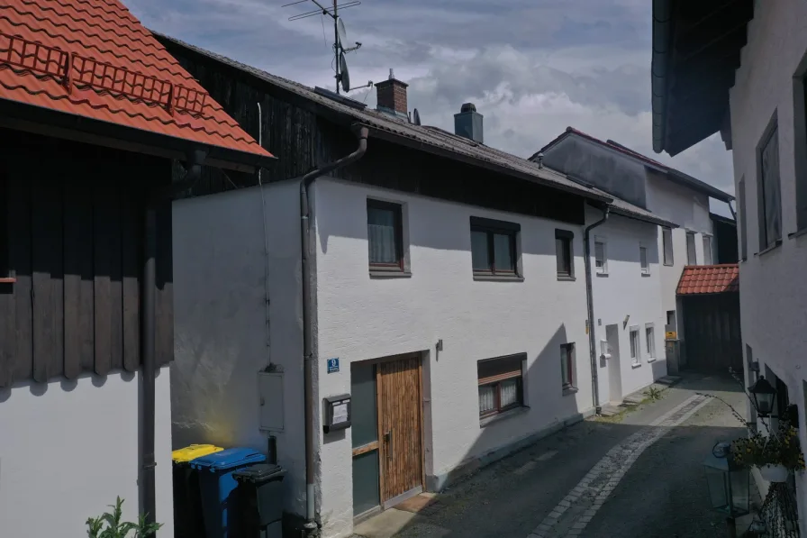 Ansicht - Haus kaufen in Gangkofen - Ruhig gelegenes Einfamilienhaus (Eckhaus) in zentraler Lage vollmöbliert in Gangkofen zu verkaufen.