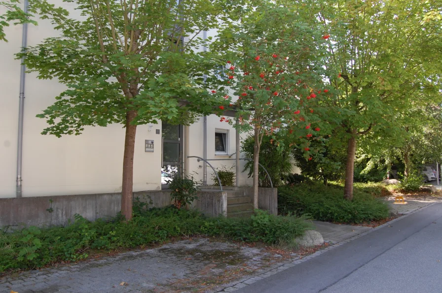 Hauseingang - Wohnung mieten in Straubing - ***Ruhige 2-Zimmer-Erdgeschoßwohnung in Toplage mit TG-Stellplatz zur Miete in Straubing!***