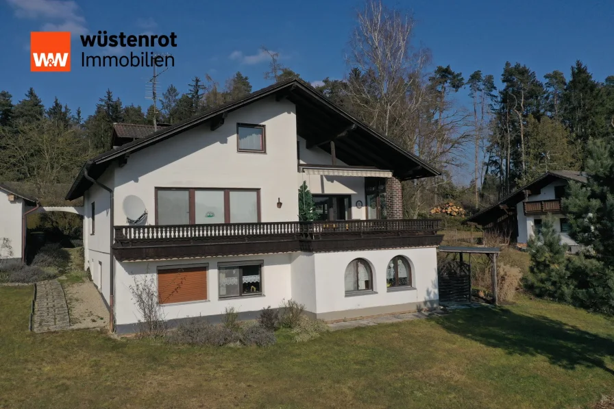 Ansicht - Haus kaufen in Dietersburg - 2-FAMILIENHAUS MIT EINEM 2.420 QM GRUNDSTÜCK UND GROSSEM POTENZIAL FÜR WEITERES IN DIETERSBURG/NÖHAM