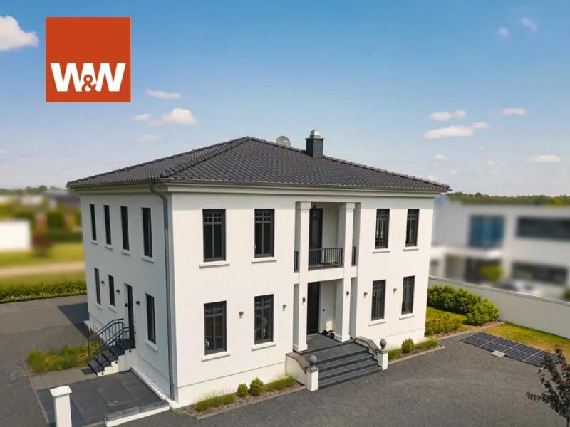Vorderansicht - Haus kaufen in Edewecht - Wunderschöne Villa + Einliegerwohnung mit eigenem Privatstrand und Doppelgarage BJ 2018