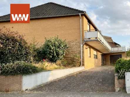 Hausfront - Haus kaufen in Lohmar - Charmantes Einfamilienhaus mit großer Terrasse und Blick über Lohmar