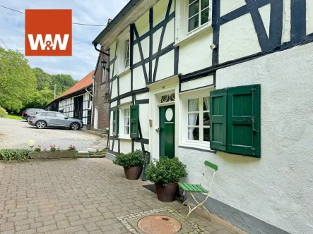 Hofblick - Haus kaufen in Solingen / Gräfrath - Einzigartiges Zweifamilienhaus im Landschaftsschutzgebiet von Solingen Gräfrath mit Stall und Weideflächen