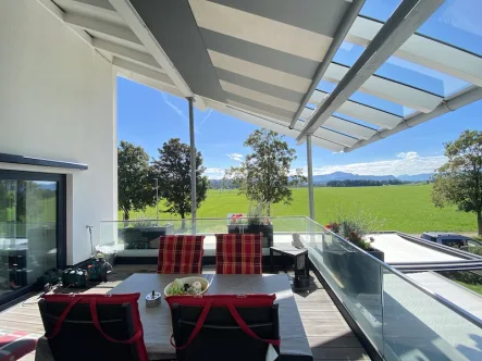 überdachter Balkon OG - Haus kaufen in Durach - Sonniges Zweifamilienhaus mit moderner Wärmepumpe und großer Photovoltaikanlage