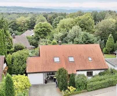 Straßenseite - Haus kaufen in Ravensburg - Tolles Zweifamilienhaus mit traumhaftem Garten ab Oktober bezugsfrei